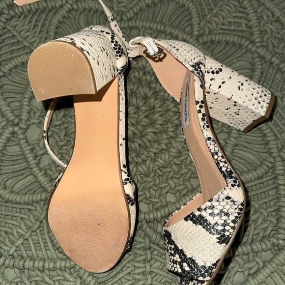 Steve Madden Black and Cream Block Heel Sandals - Picture 3 of 4
